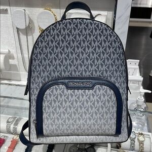 MICHAEL KORS Jaycee Medium Ombré Signature Logo Zip Pocket Backpack
Navy
NWT